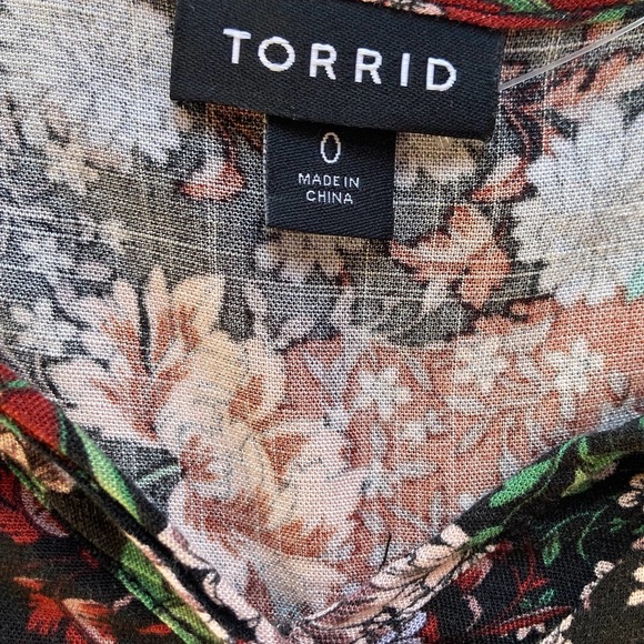 Torrid Tiered Ruffle Hem Dark Floral Print Blouse Size 0 - Picture 6 of 7